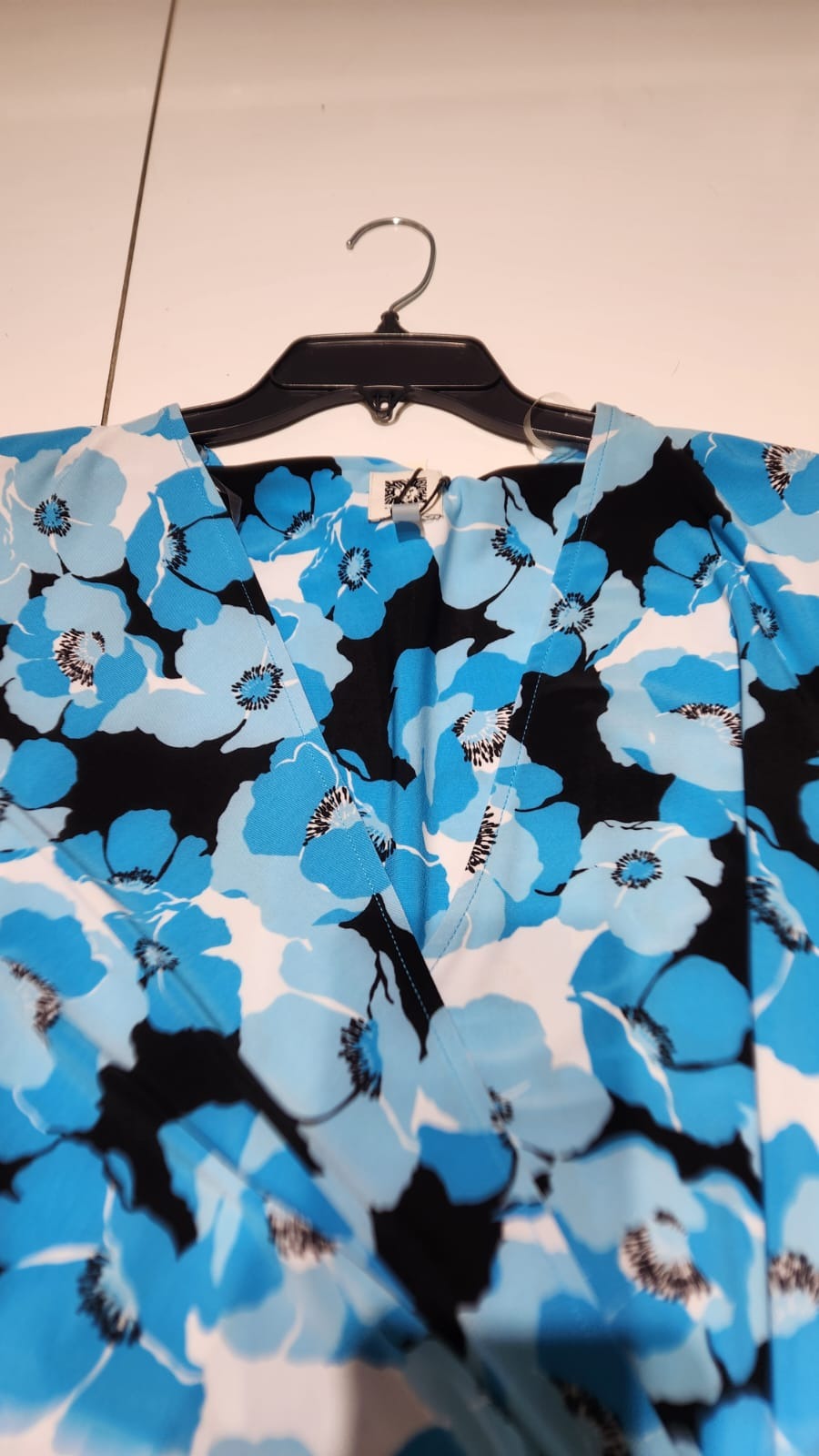 Detalle real de Blusa floral cruzada