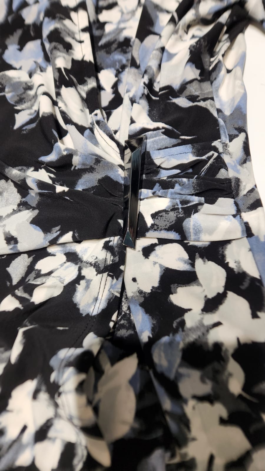 Detalle real de Blusa floral cruzada con detalle metálico
