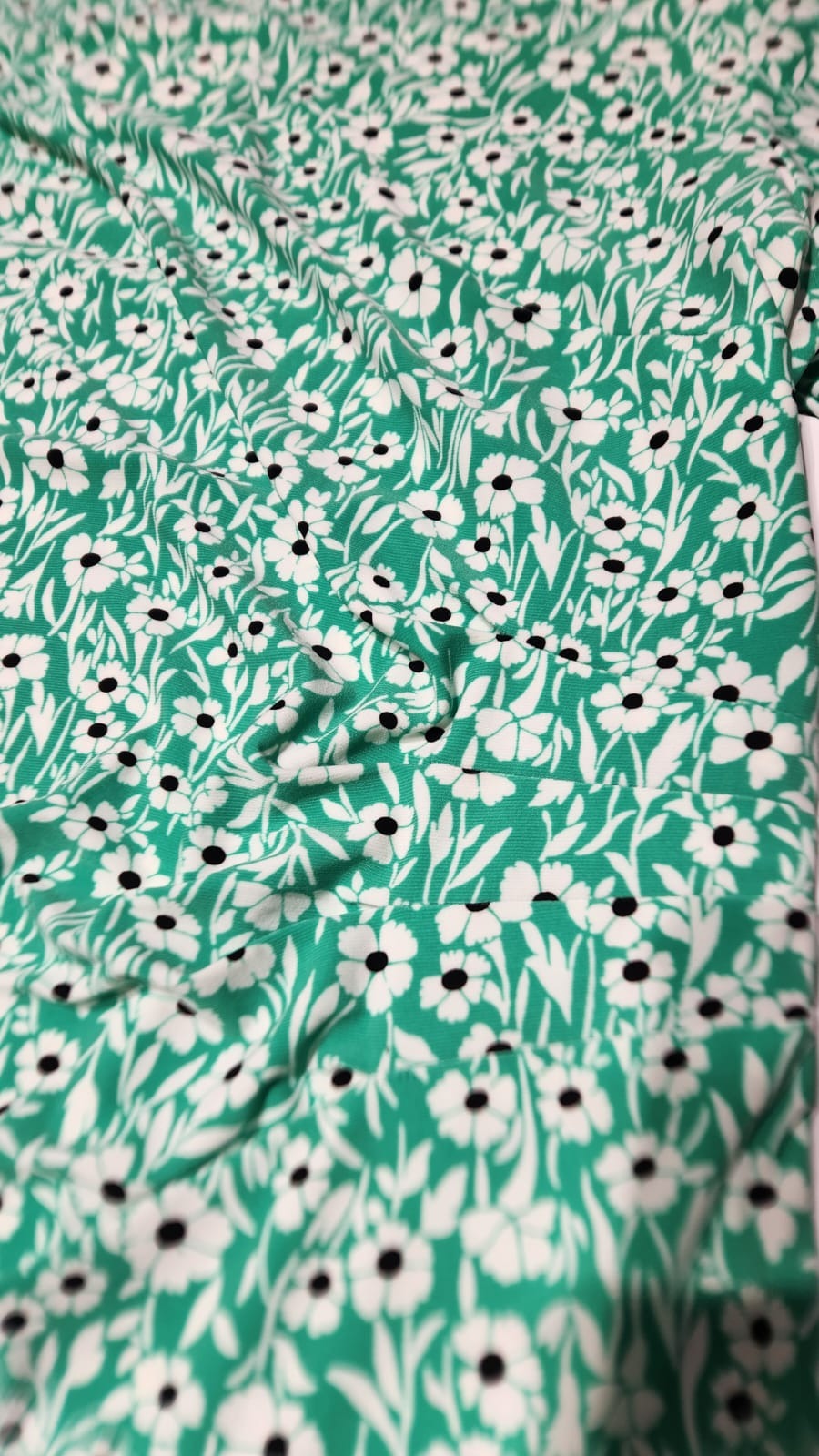 Detalle real de Blusa floral verde con drapeado