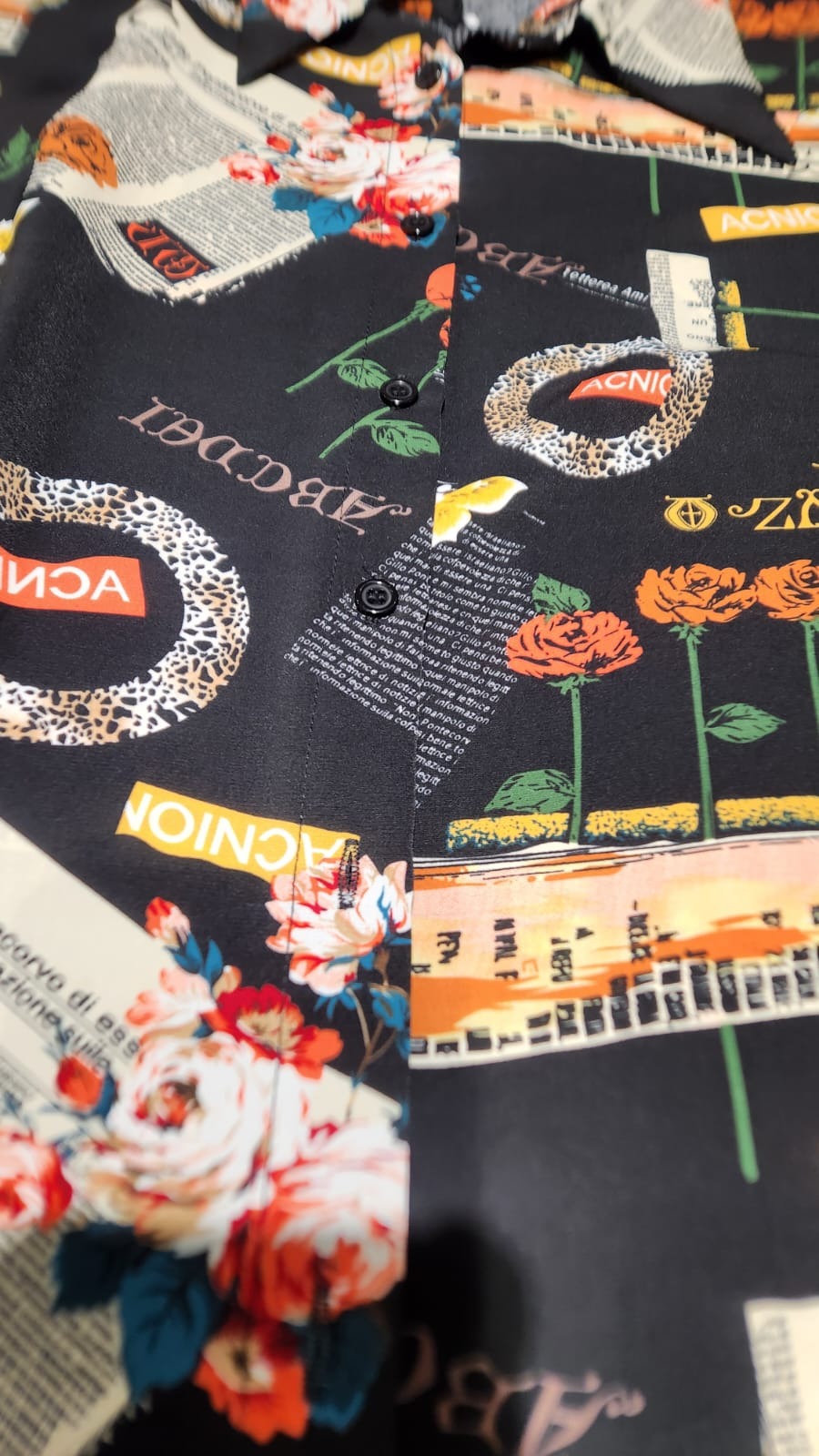 Detalle real de Blusa estampado collage