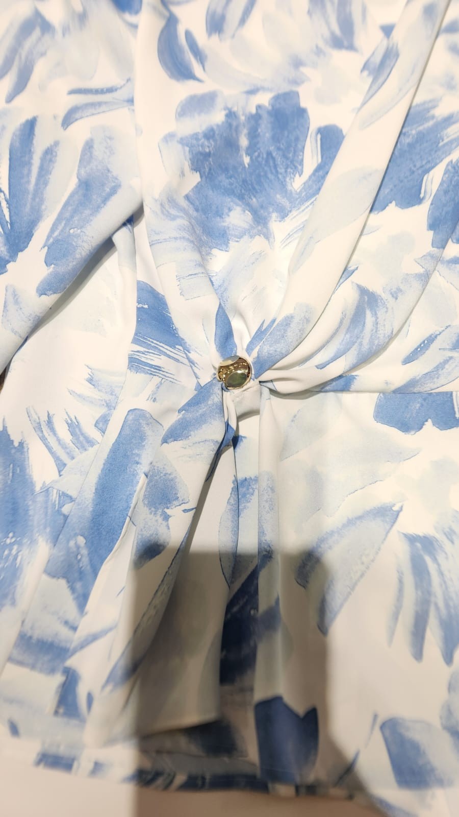 Detalle real de Blusa cruzada azul y blanca