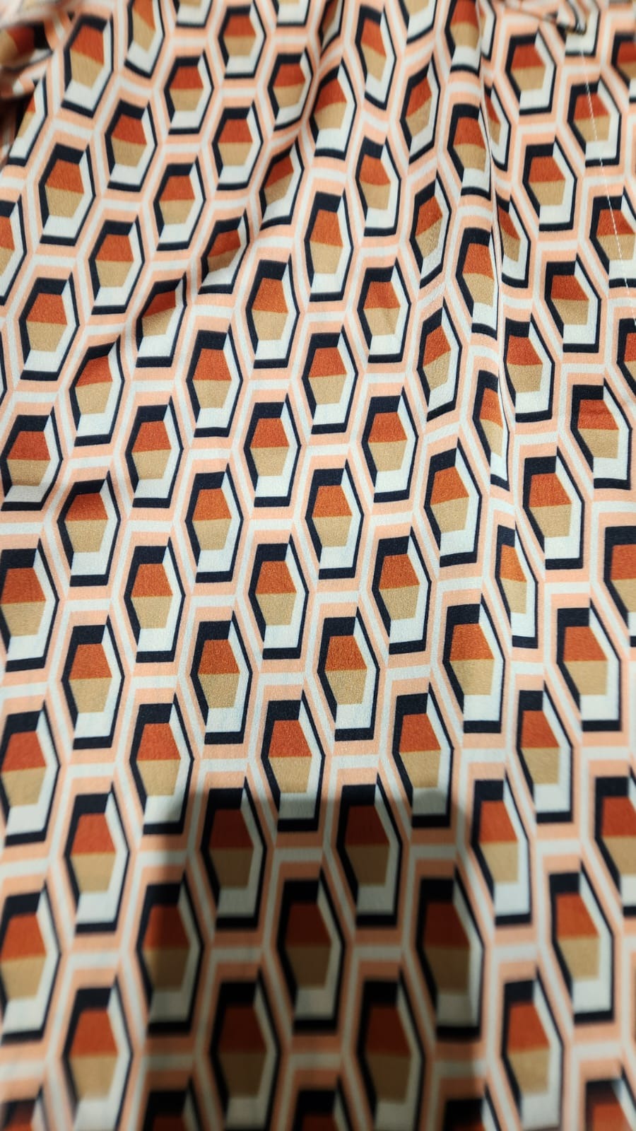 Detalle real de Blusa geométrica con lazo