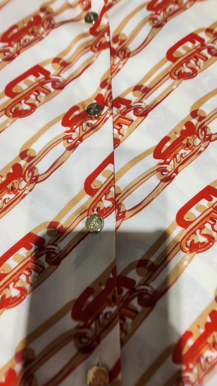 Detalle real de Blusa estampado de cadenas