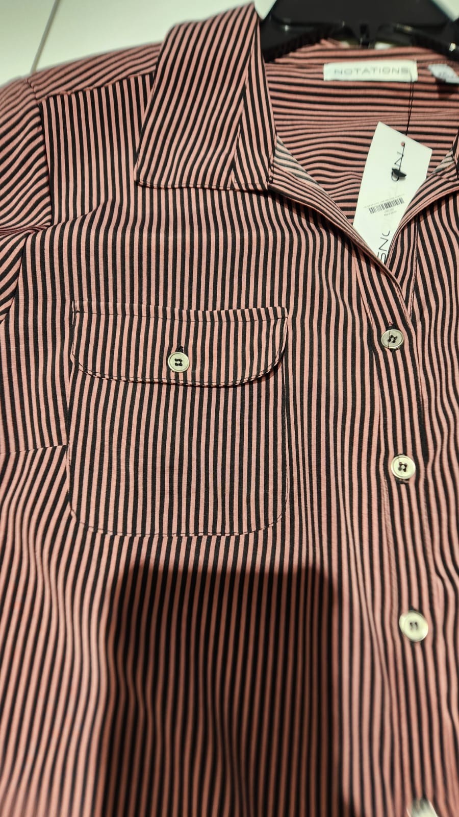 Detalle real de Blusa de rayas rosa y negro