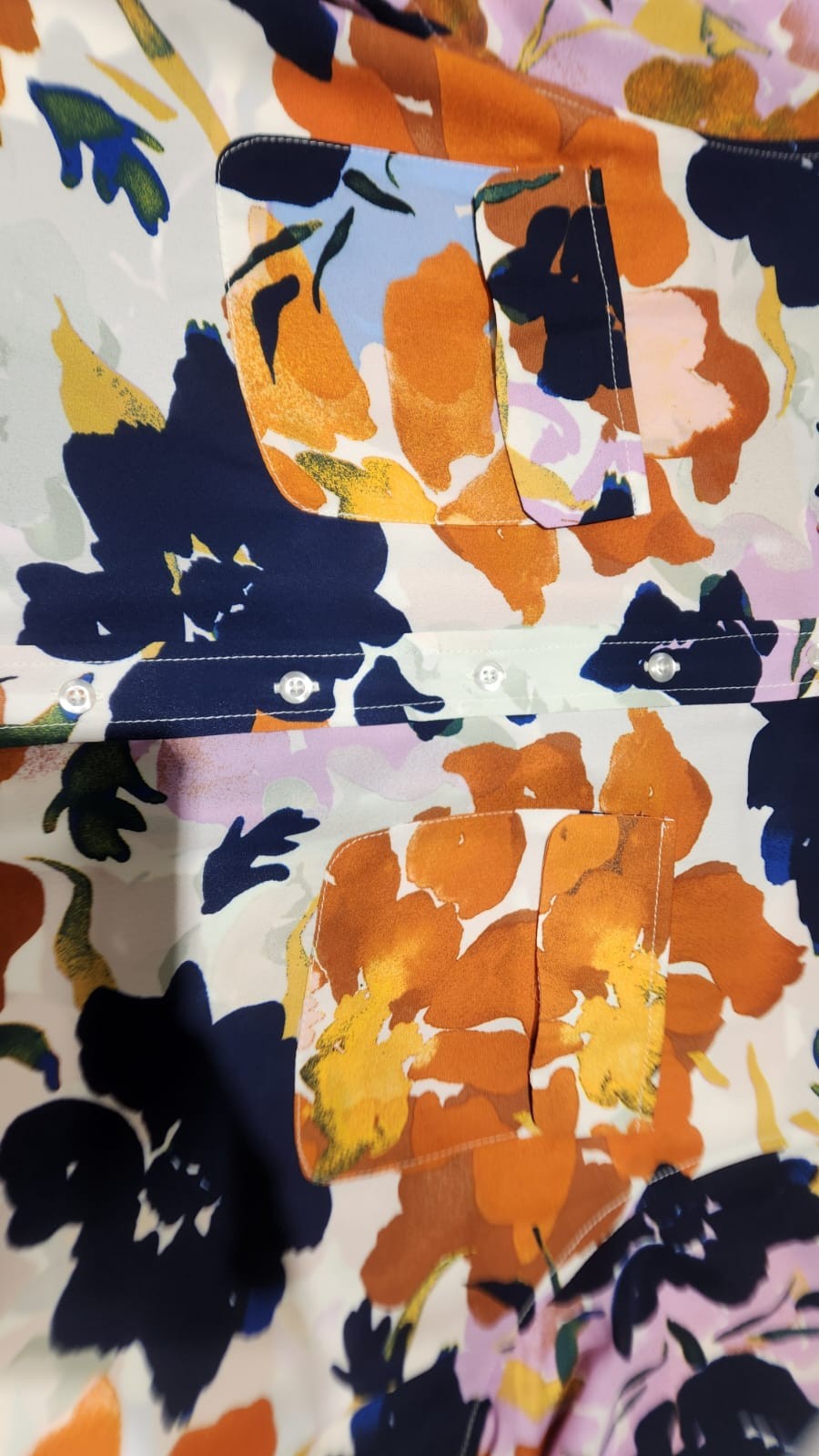 Detalle real de Blusa floral multicolor