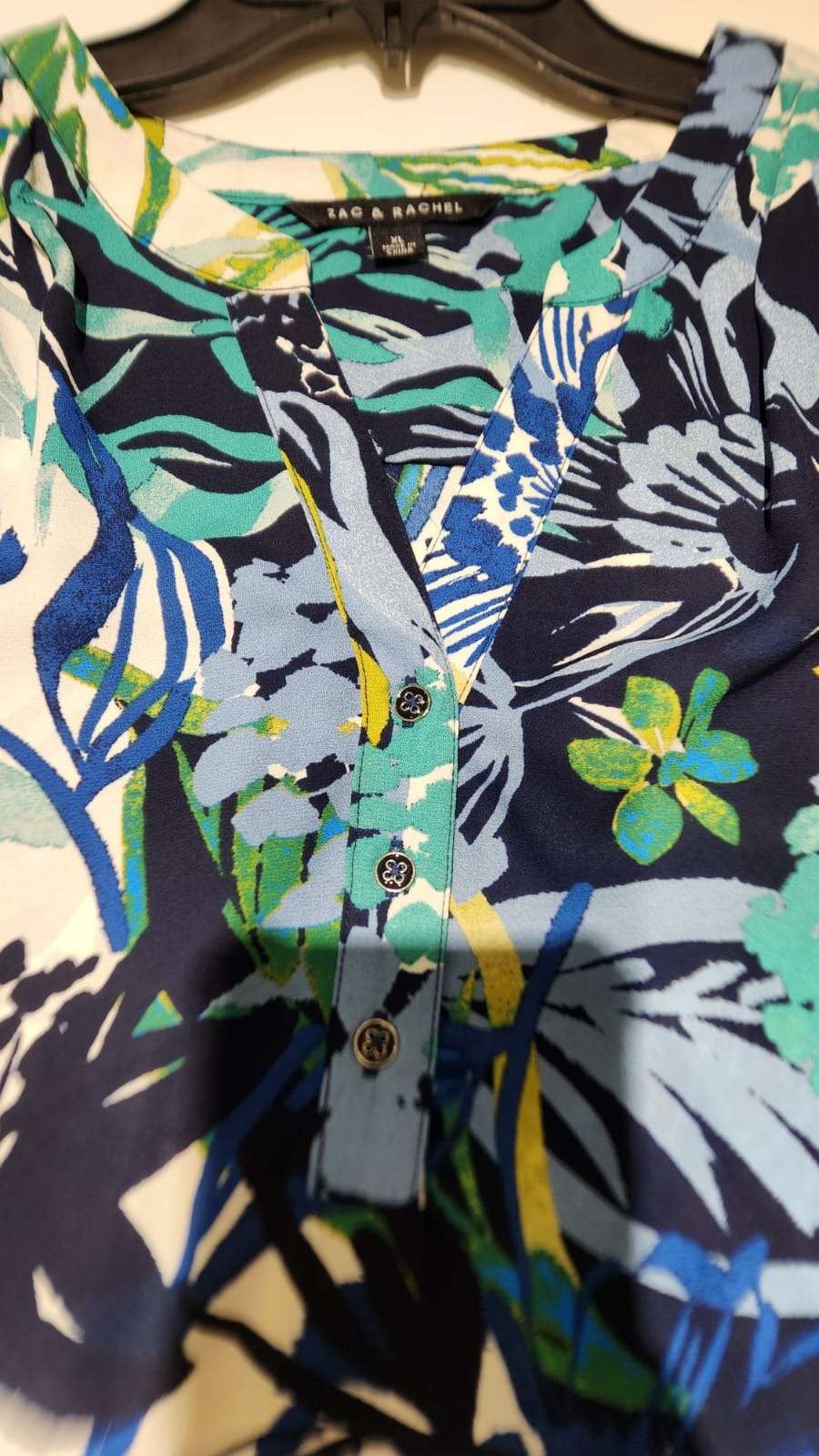 Detalle real de Blusa floral azul